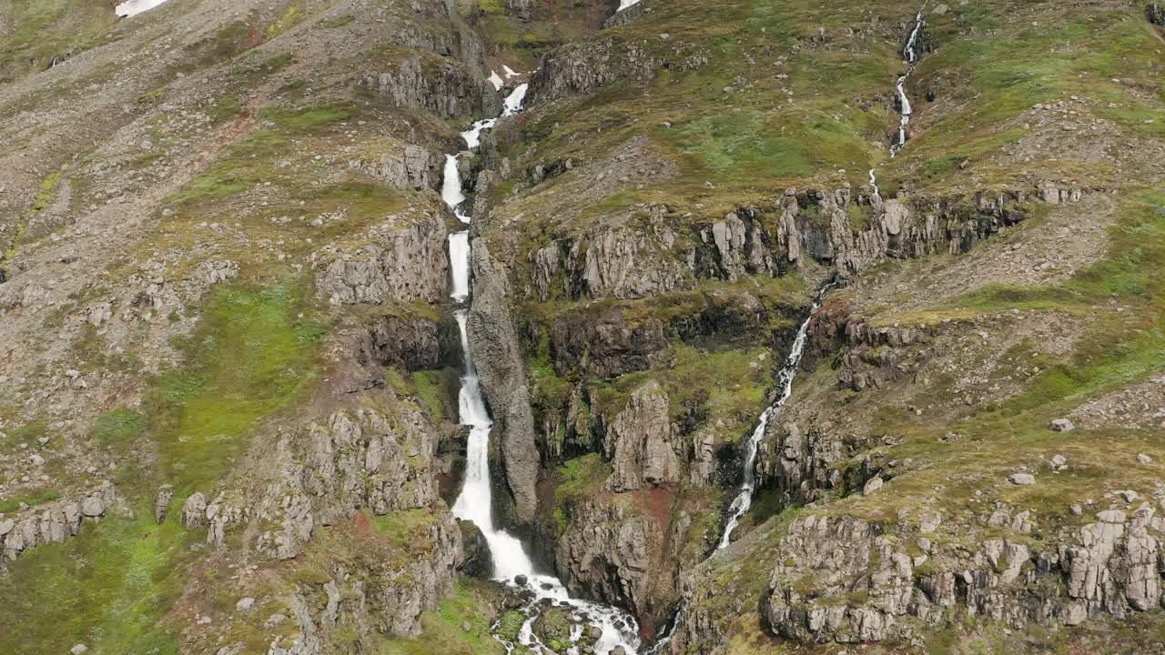 potente flujo de agua en un acantilado rocoso empinado de la montaña de islandia, antena