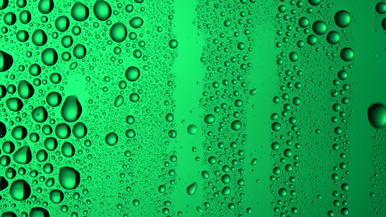 текстурные капли воды на зеленом стекле - фон