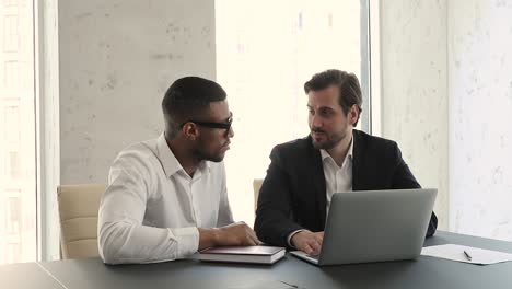 hombres de negocios africanos y caucásicos logran reunirse estrechar la mano