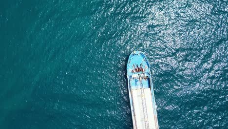 Vista-Superior-Aérea-De-Un-Gran-Barco-A-La-Deriva-En-El-Océano-Azul-En-Virac,-Catanduanes,-Filipinas-Asia