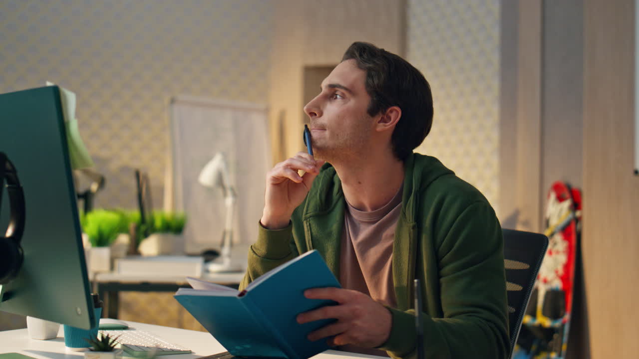 estudiante inteligente aprendiendo computadora llamada de video en casa de cerca. chico buscando ideas