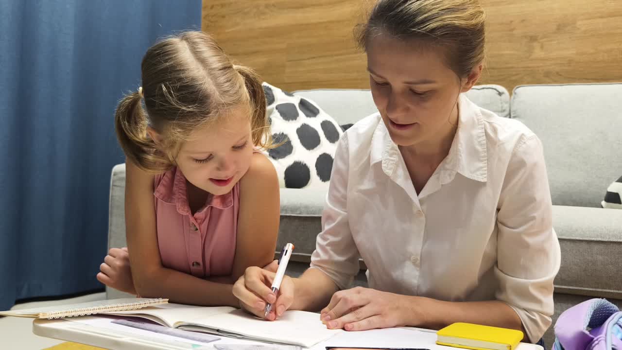Madre che aiuta la figlia con i compiti
