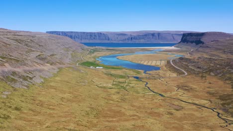 Bonita-Antena-De-Vastos-Paisajes-Y-Fiordos-En-Los-Fiordos-Occidentales-De-Islandia