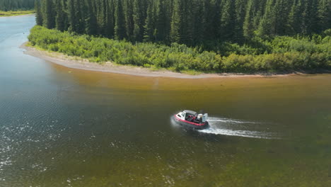 magnífico seguimiento de disparos de drones en un bote aéreo deslizándose río arriba en labrador, canadá