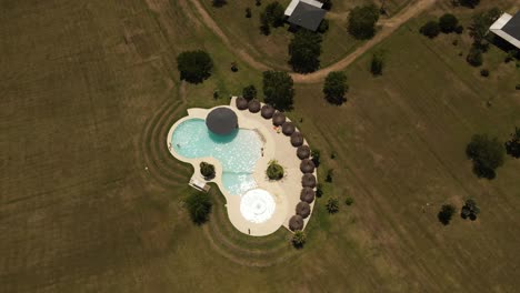 Piscina-Circular-En-Resort-De-Lujo,-Córdoba-En-Argentina