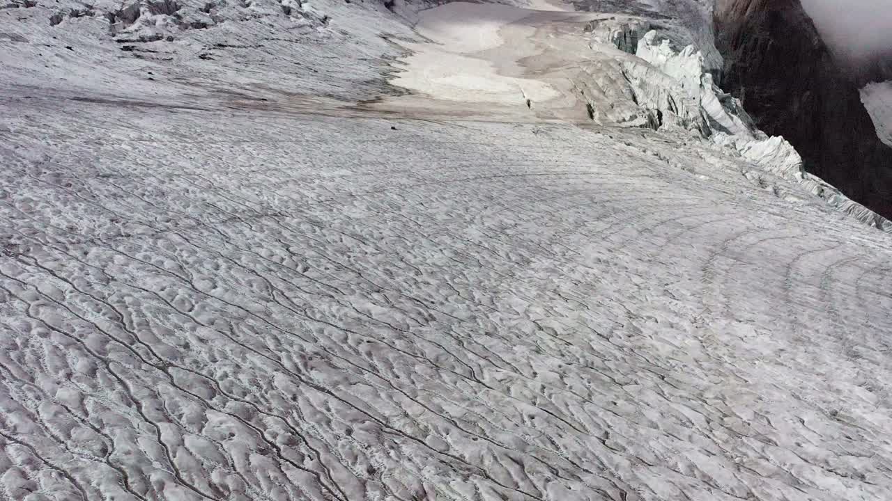 vuelo de drones sobre el steiningletscher que muere lentamente en la región de sustenpass de los alpes suizos a 2'800m en suiza