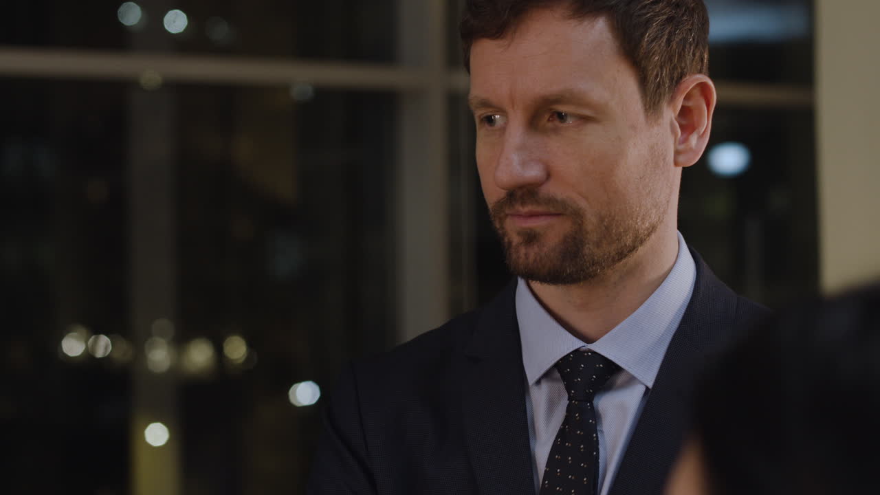 우아한 남자가 동료들과 이야기하고 있습니다.