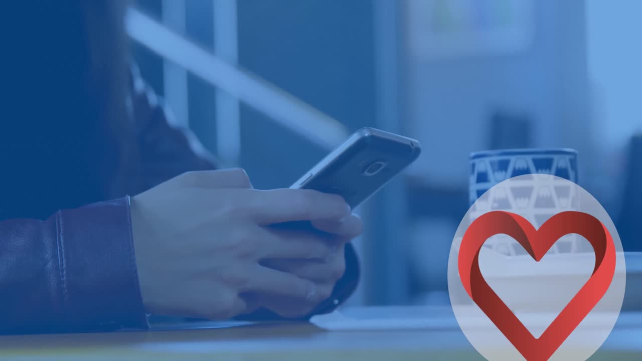 animación de iconos de las redes sociales que caen sobre una persona que usa un teléfono inteligente