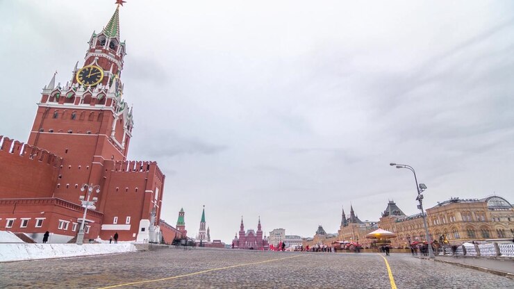 Timelapse da Praça Vermelha em Moscou, Rússia, com a Torre Spasskaya e o Centro Comercial GUM ao fundo. É um dia de inverno com céus nublados, e a vista é da Catedral de São Basílio.