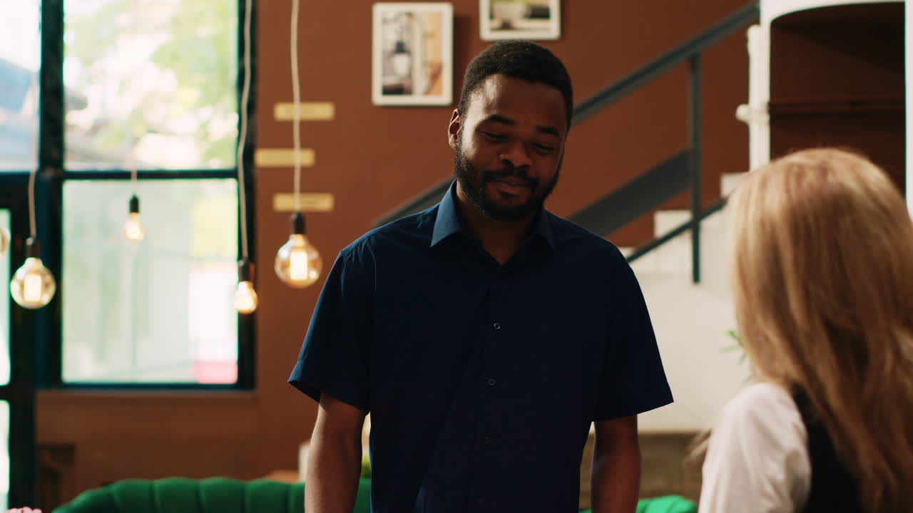 huésped del hotel que llega a la recepción