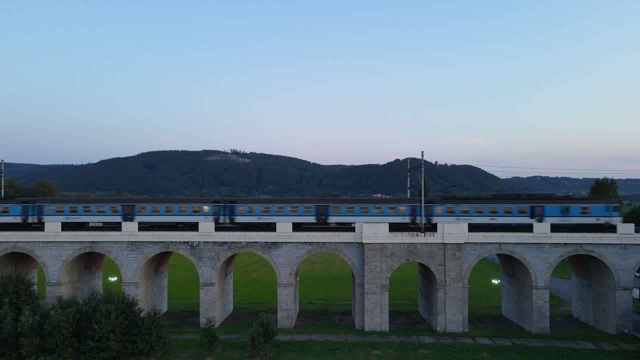 철도 교량에 기차의 통과 다리의 전면 보기