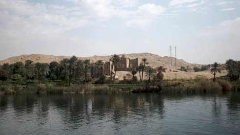 Vista-Del-Hermoso-Pueblo-Egipcio-Desde-Un-Crucero-Por-El-Río-Nilo