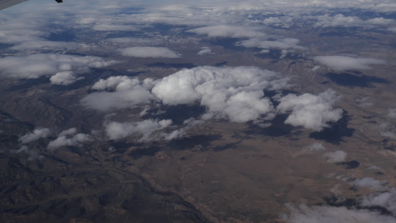 vista aérea de américa por encima de las nubes desde la ventana del avión 4k