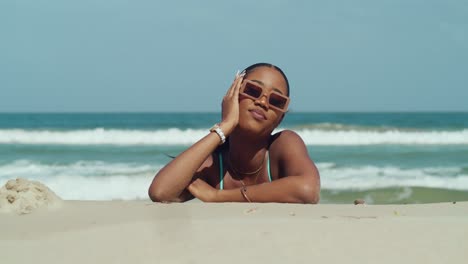 Mujer-Joven-En-Bikini-En-La-Playa-De-Arena-Blanca-En-El-Caribe-Y-El-Cielo-Azul-En-El-Fondo