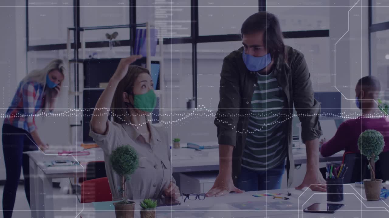 animación del procesamiento de datos sobre diversas personas de negocios con máscaras faciales que trabajan en la oficina.