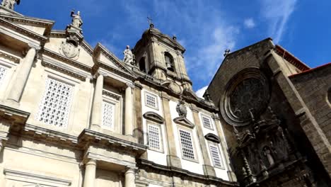 Toma-Panorámica-Exterior-Del-Edificio-De-La-Iglesia-De-San-Francisco-En-Porto,-Portugal