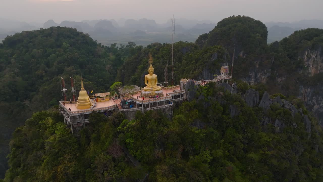 imágenes aéreas de 4k de wat tham suea en krabi, tailandia, asia, el templo de la cueva del tigre, la estatua de buda