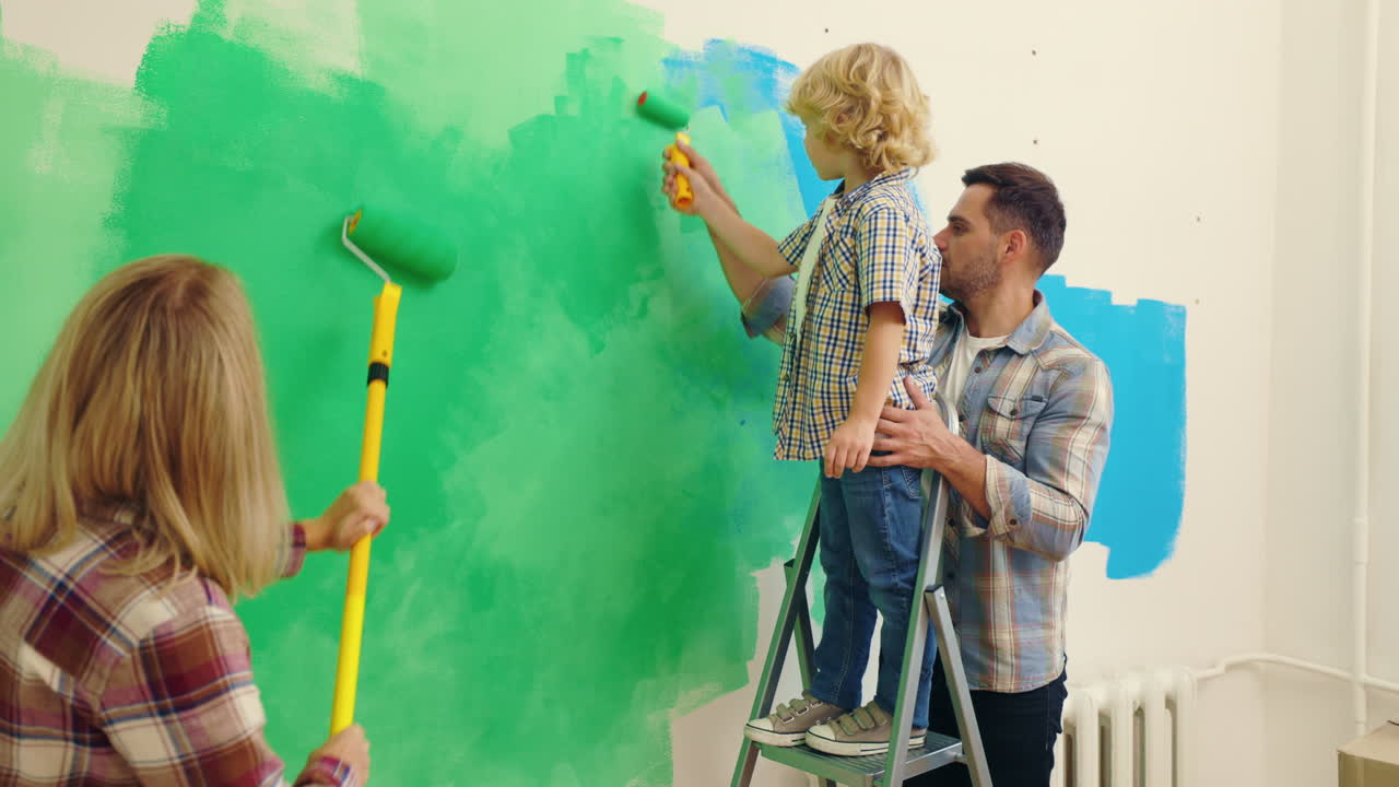 familia pintando una habitación juntos