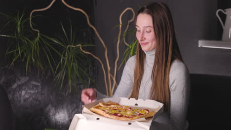 Hungrige-Frau,-Die-Eine-Pause-Macht-Und-Leckere-Pizza-Isst