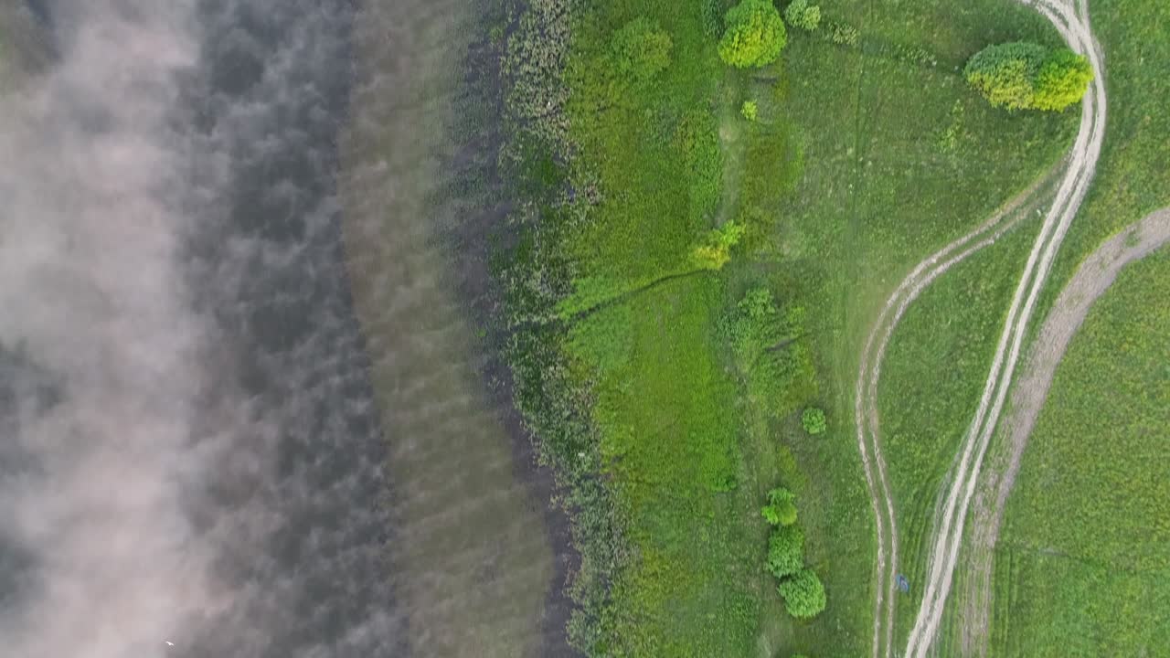해가 지는 광선 속의 시골 호수.