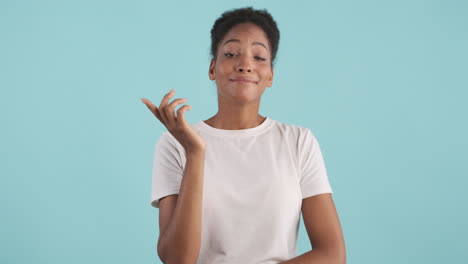 Mujer-Joven-Pensando-Y-Diciendo-Sí-Con-Una-Gran-Sonrisa