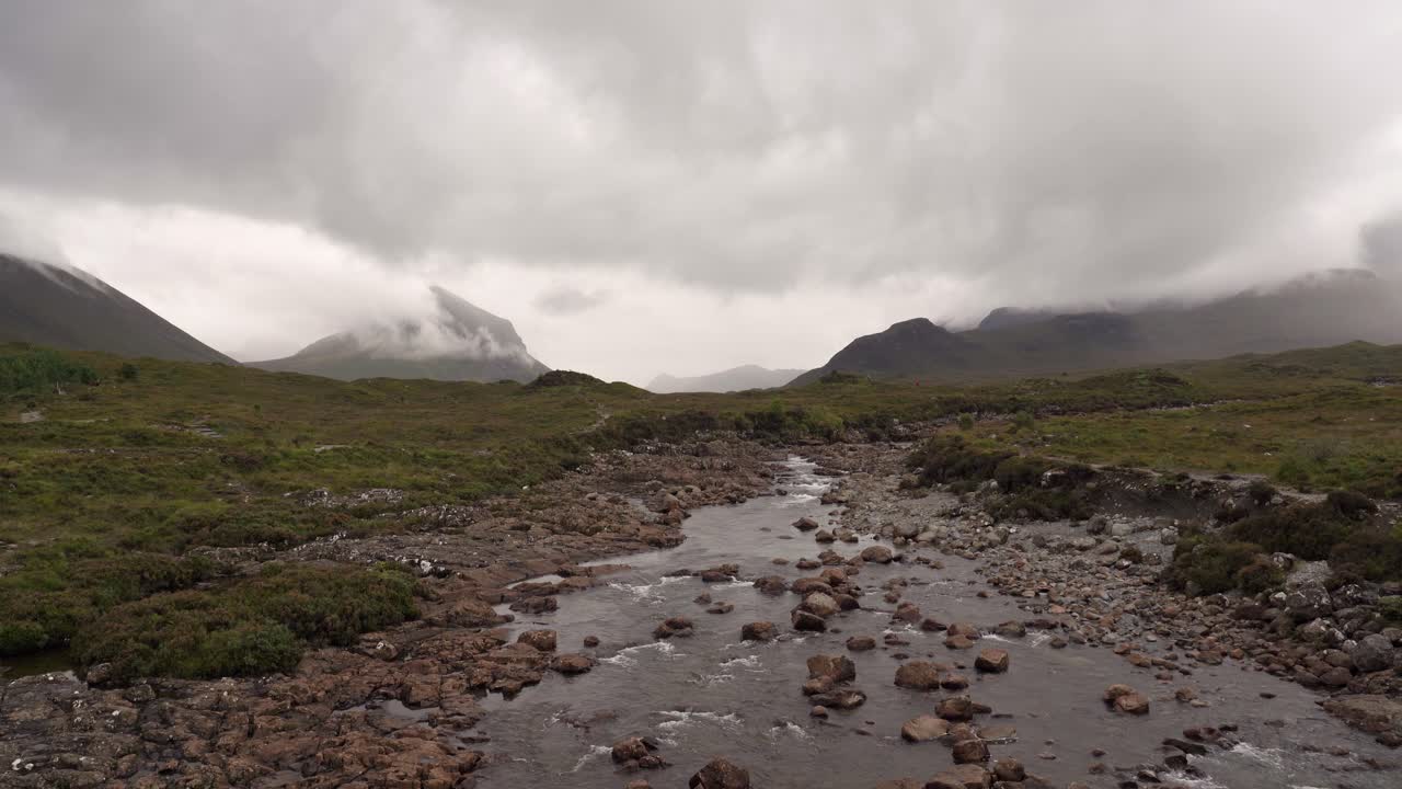escena del paisaje del río en sligachan en la isla de skye