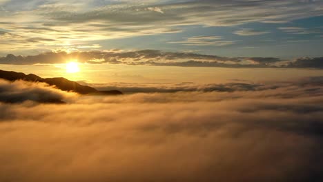 mar de nubes moviéndose sobre las montañas al atardecer - lapso de tiempo - norte de noruega