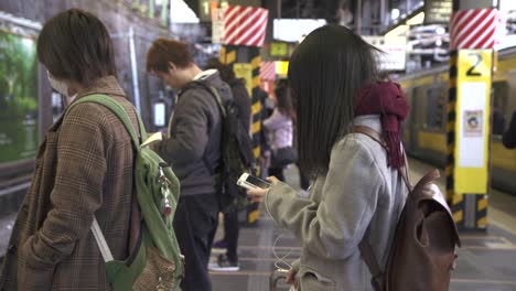 스마트 폰을 사용하는 여자