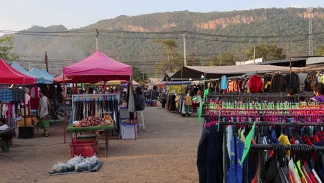 los compradores navegan por los puestos en un mercado al aire libre
