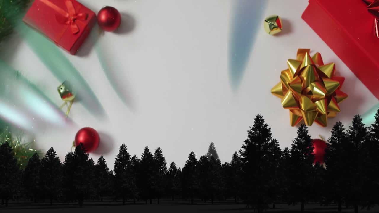 este video muestra la aurora boreal brillando sobre los abetos cubiertos de nieve en invierno.