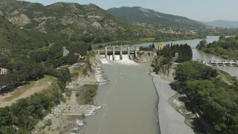 embalse en mtkvari en mtskheta, georgia. - aéreo