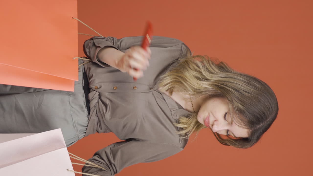 вертикальное видео молодой женщины, делающей покупки по телефону.