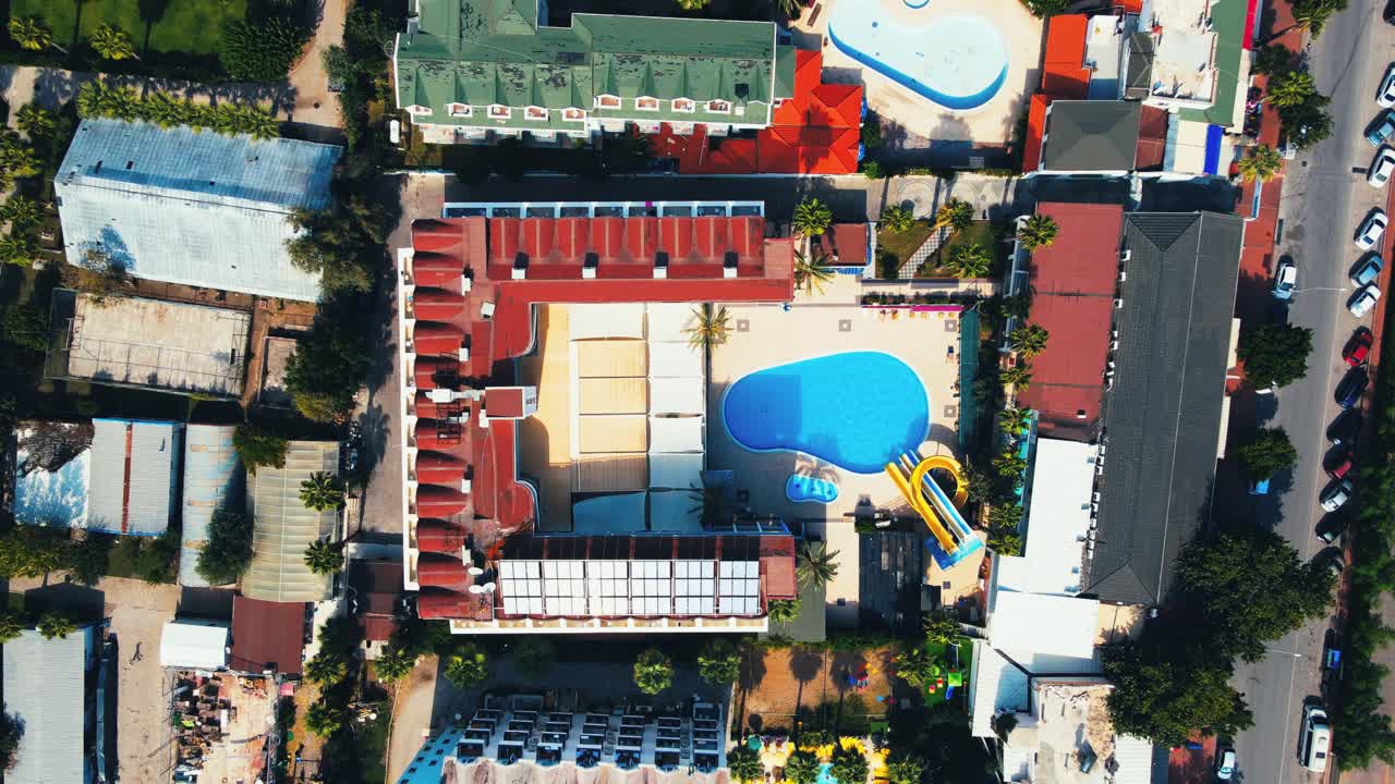 imágenes aéreas de arriba hacia abajo de drones 4k de un hotel en kiriş-kemer