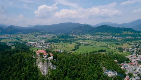 Slowenien-Wunderschöne-Natur---Ferienort-Bleder-See.