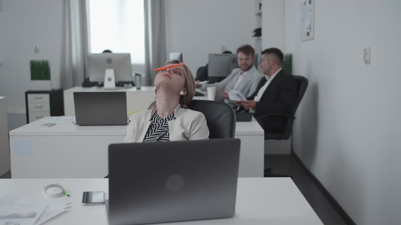 женщина ничего не делает на работе.