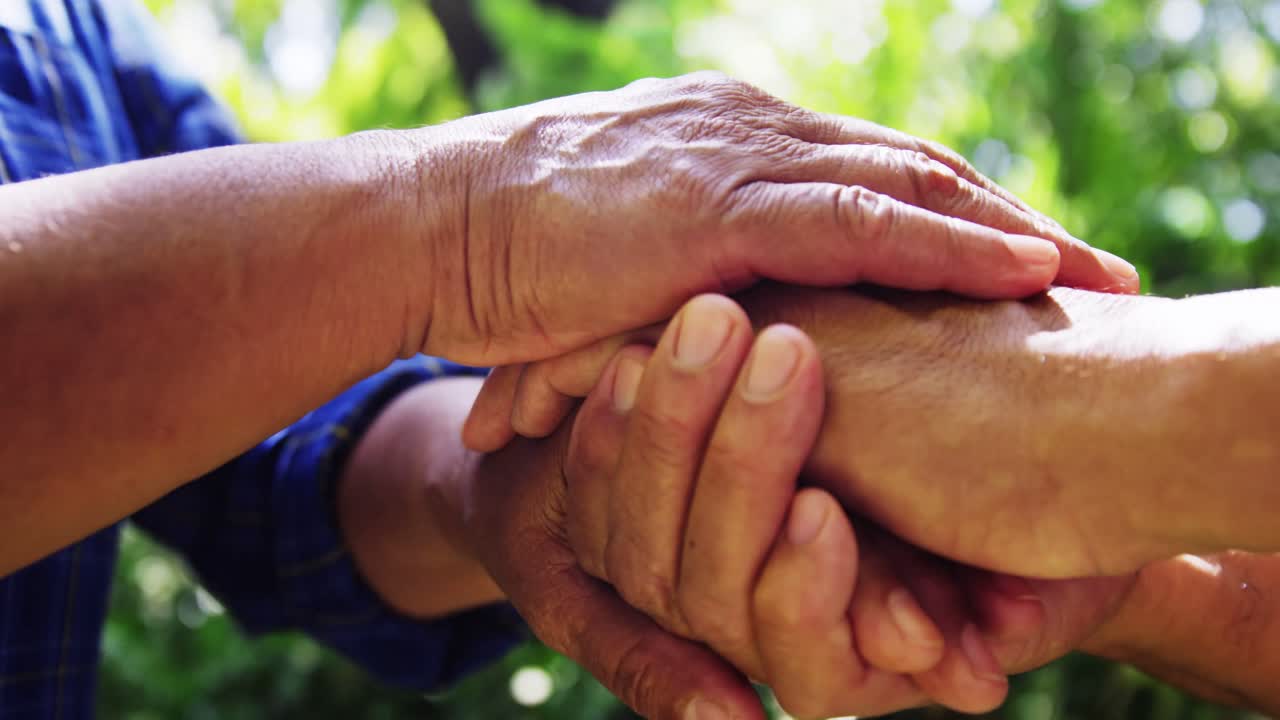 pareja de ancianos tomados de la mano