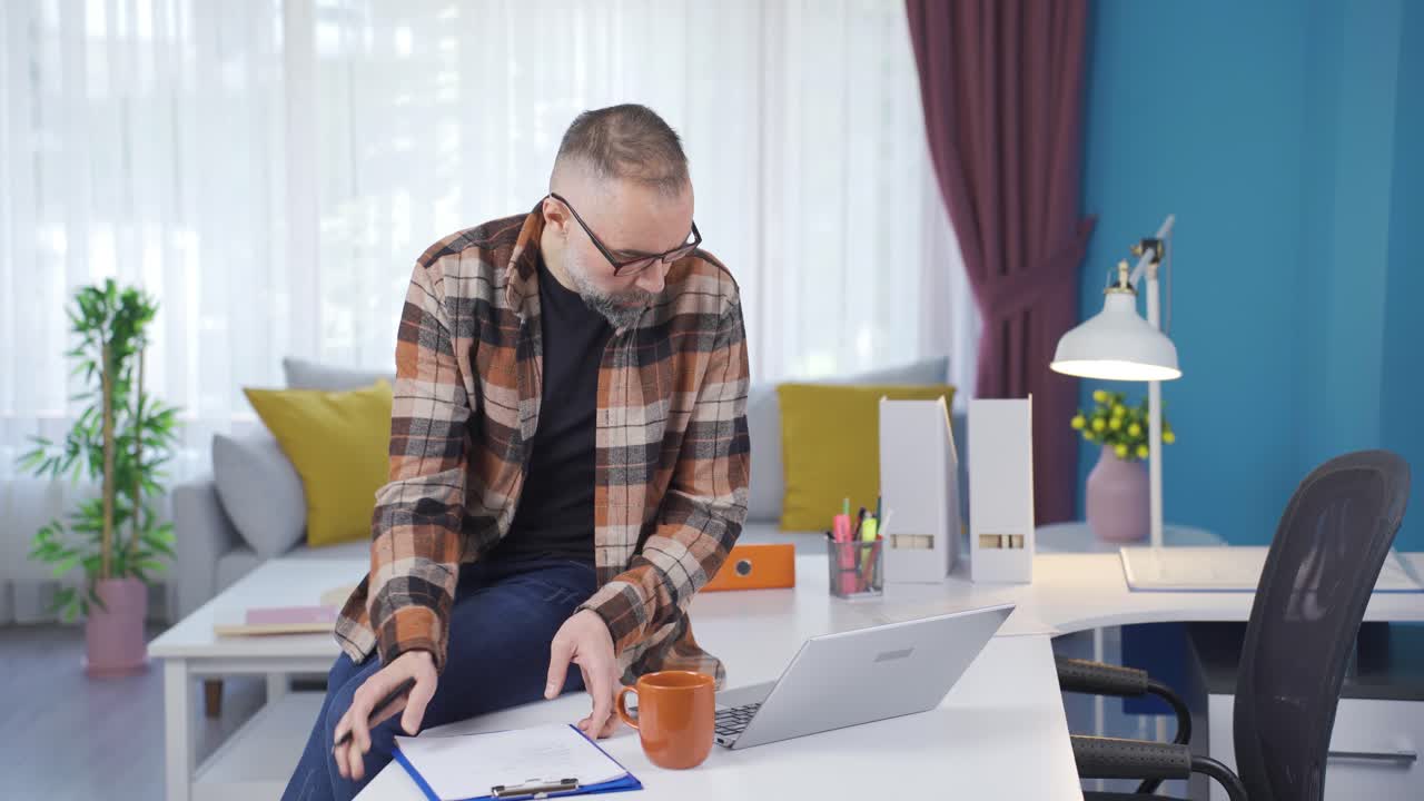 집 근로자는 사려 깊다. 사업가는 사업에 대해 생각한다.