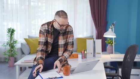 el trabajador doméstico es considerado. el hombre de negocios tiene pensamientos sobre los negocios.