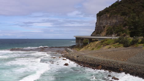 der beginn der sea cliff bridge in new south wales, australien