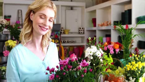 retrato de una florista de pie con los brazos cruzados en una floristería