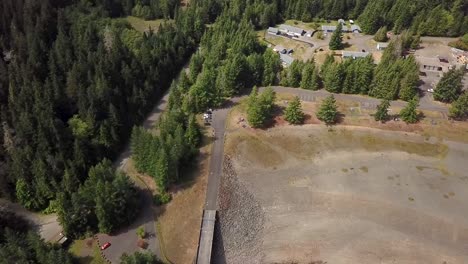 Vista-Aérea-Del-Vasto-Paisaje-Con-Pinos-En-La-Orilla-De-La-Presa-Del-Lago-Wynochee-En-Washington---Disparo-De-Drones