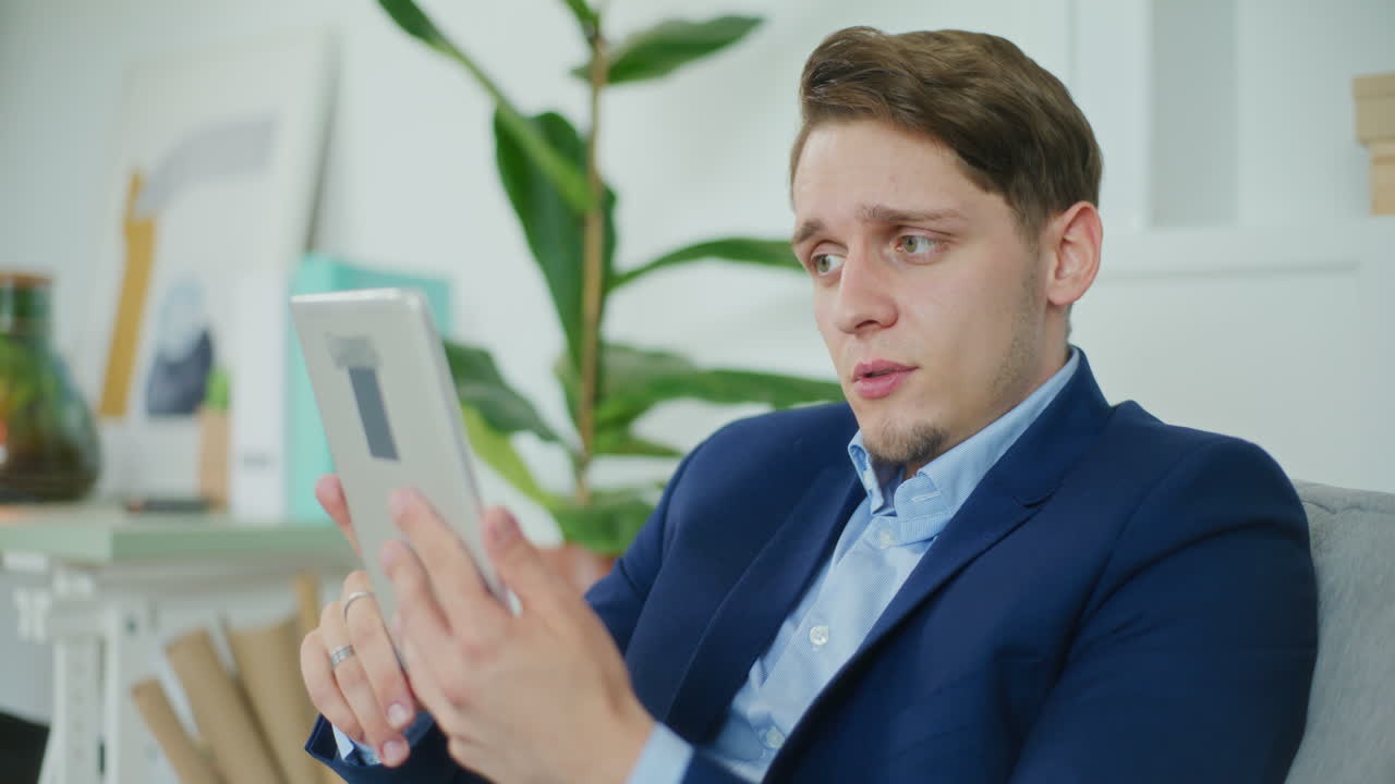 бизнесмен ведет переговоры по видеозвонку