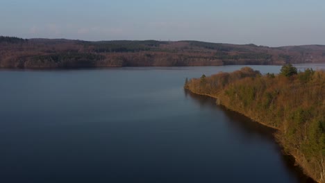 Imágenes-De-Drones-Sobre-Un-Lago-En-El-Sur-De-Suecia,-Västersjön-En-Las-Afueras-De-Ängelholm-En-Skåne