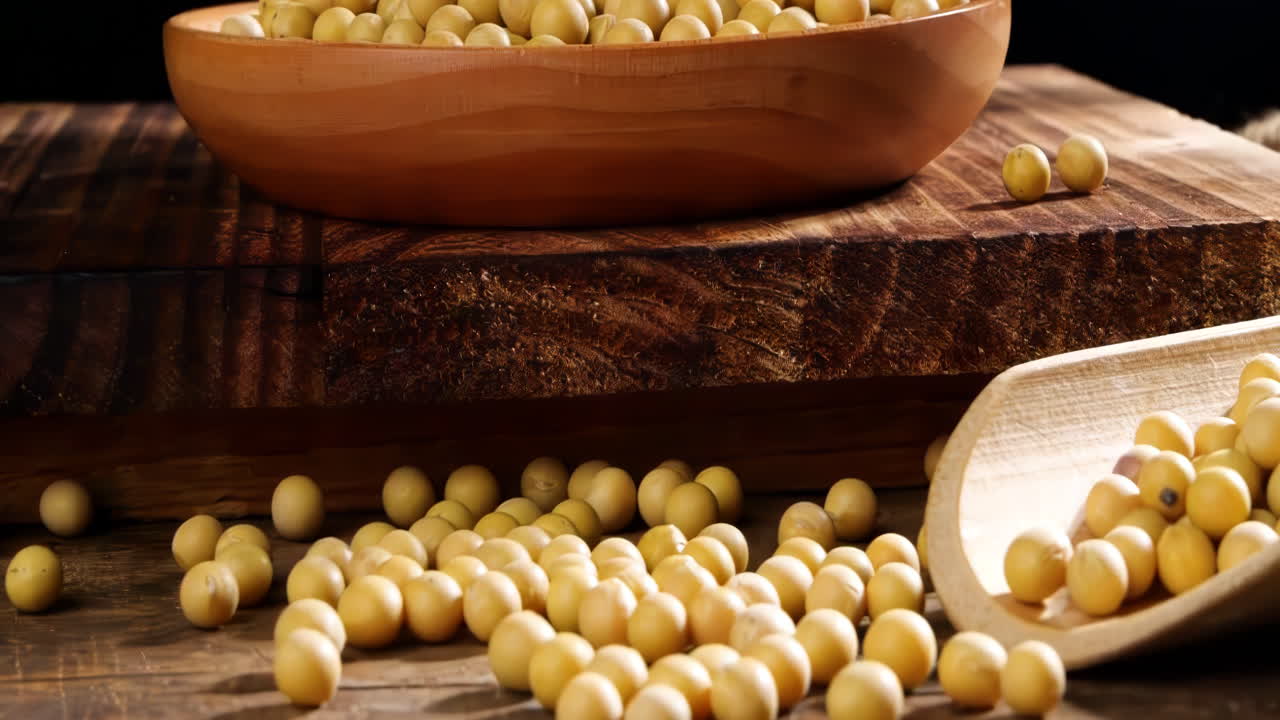 una variedad de diferentes colores de alimentos de granos crudos saludables, varios granos, cereales, frijoles, legumbres se rotan en decoración de madera para el concepto de publicidad