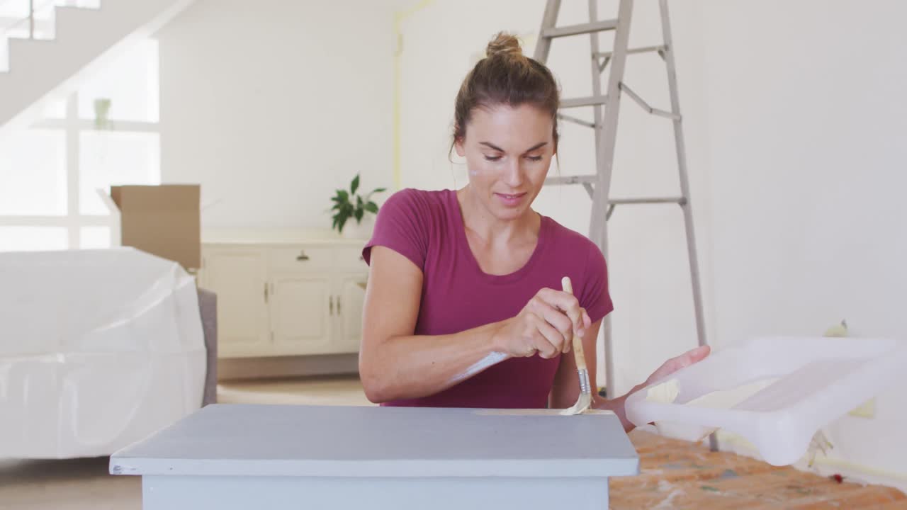 retrato de una mujer caucásica en cuarentena durante la pandemia de coronavirus, haciendo trabajos interiores