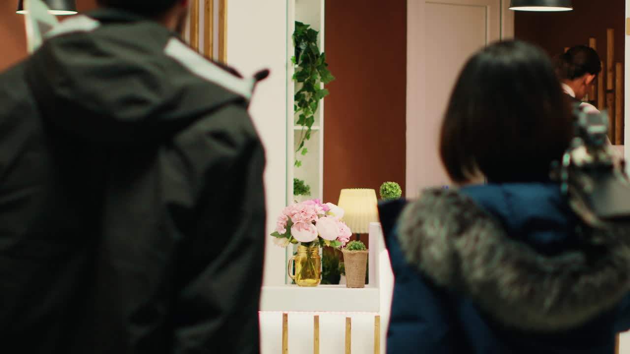 낚시를 좋아하는 커플에게 인사하는 호텔 직원