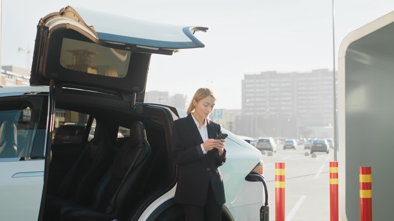 mujer de negocios cargando un vehículo eléctrico