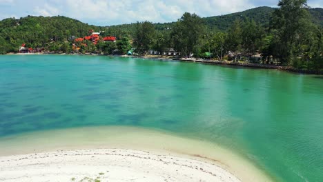 Flug-über-Den-Strand-Von-Ao-Nai-Wok-Und-Annäherung-An-Den-Wunderschönen-Wald-Und-Das-Luxushotel-Auf-Der-Insel-Ko-Phangan