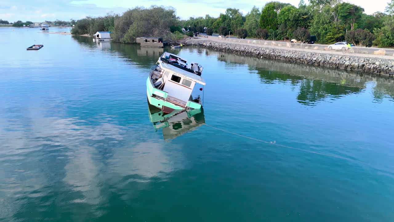 골드 코스트 해안선 근처에 힌 배
