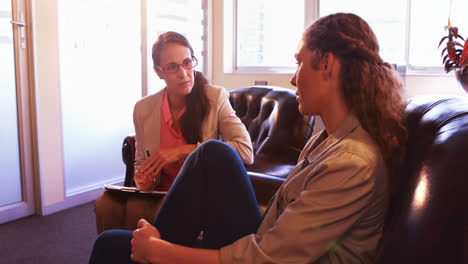 Paciente-Femenina-Discutiendo-Con-El-Terapeuta.